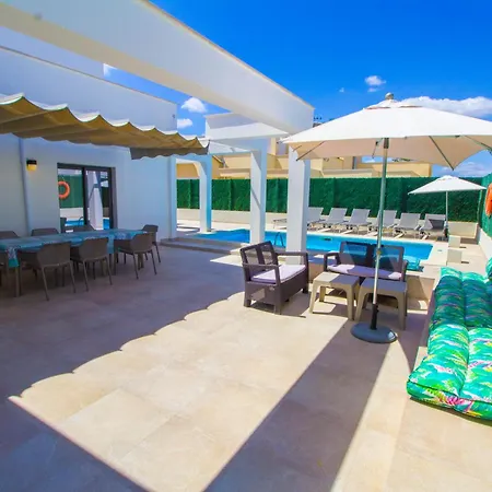 Alex Holiday home *